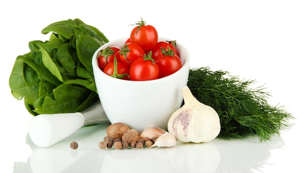 Składniki na kuchennym blacie: warzywa i przyprawy